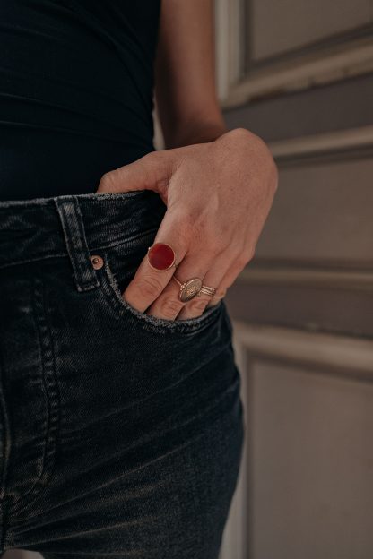 Apia bague ronde rouge dorée